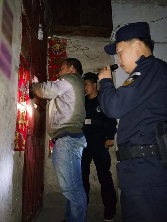 白银粗心妈妈误将幼女锁家中 