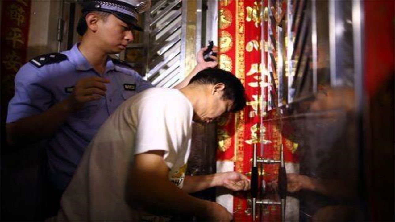 白银请开锁师傅开了锁后，师傅